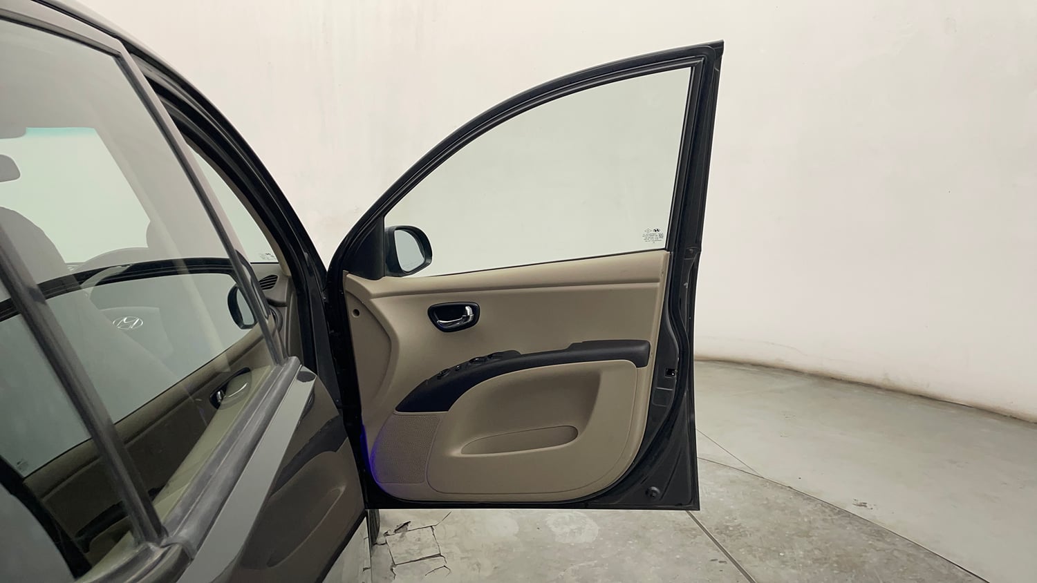 Used 2012 Hyundai i10 Magna 1.2 Kappa2 Petrol Manual interior RIGHT FRONT DOOR OPEN VIEW