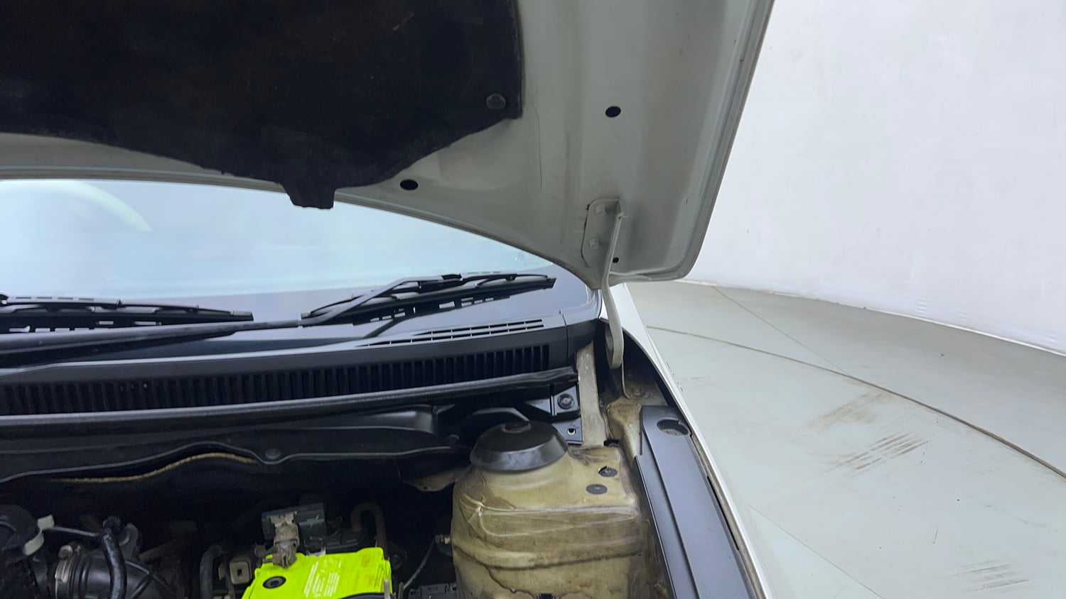 Used 2015 Maruti Suzuki Ciaz ZXi Petrol Manual engine ENGINE LEFT SIDE HINGE & APRON VIEW