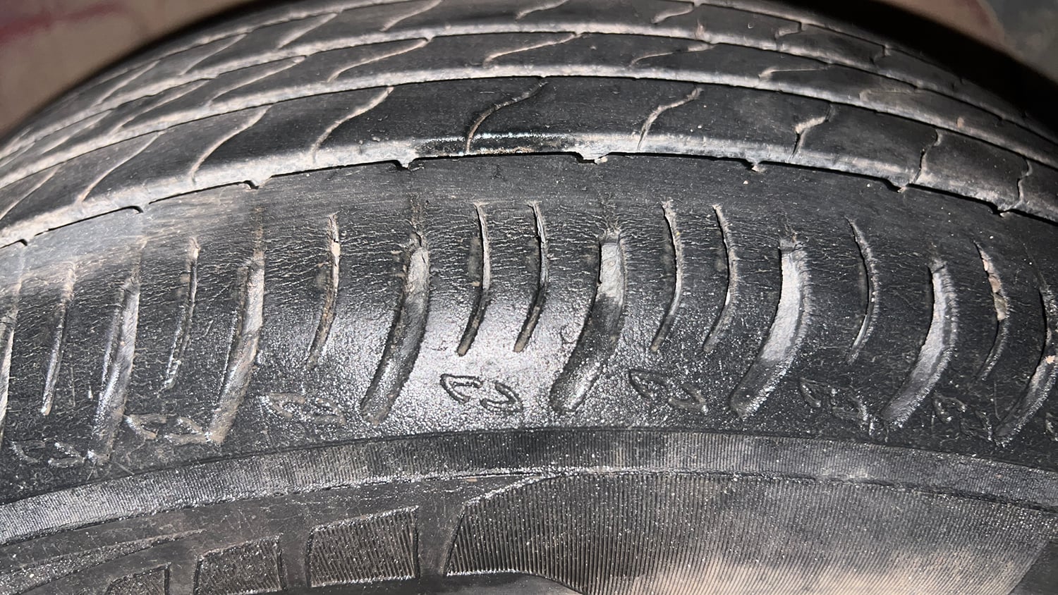 Used 2023 Maruti Suzuki XL6 Alpha Plus AT Petrol Dual Tone Petrol Automatic tyres RIGHT FRONT TYRE TREAD VIEW