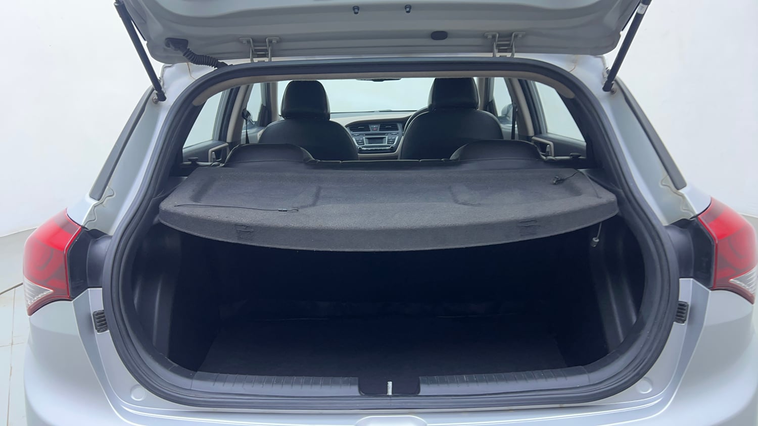 Used 2015 Hyundai Elite i20 Sportz 1.2 Petrol Manual interior DICKY INSIDE VIEW