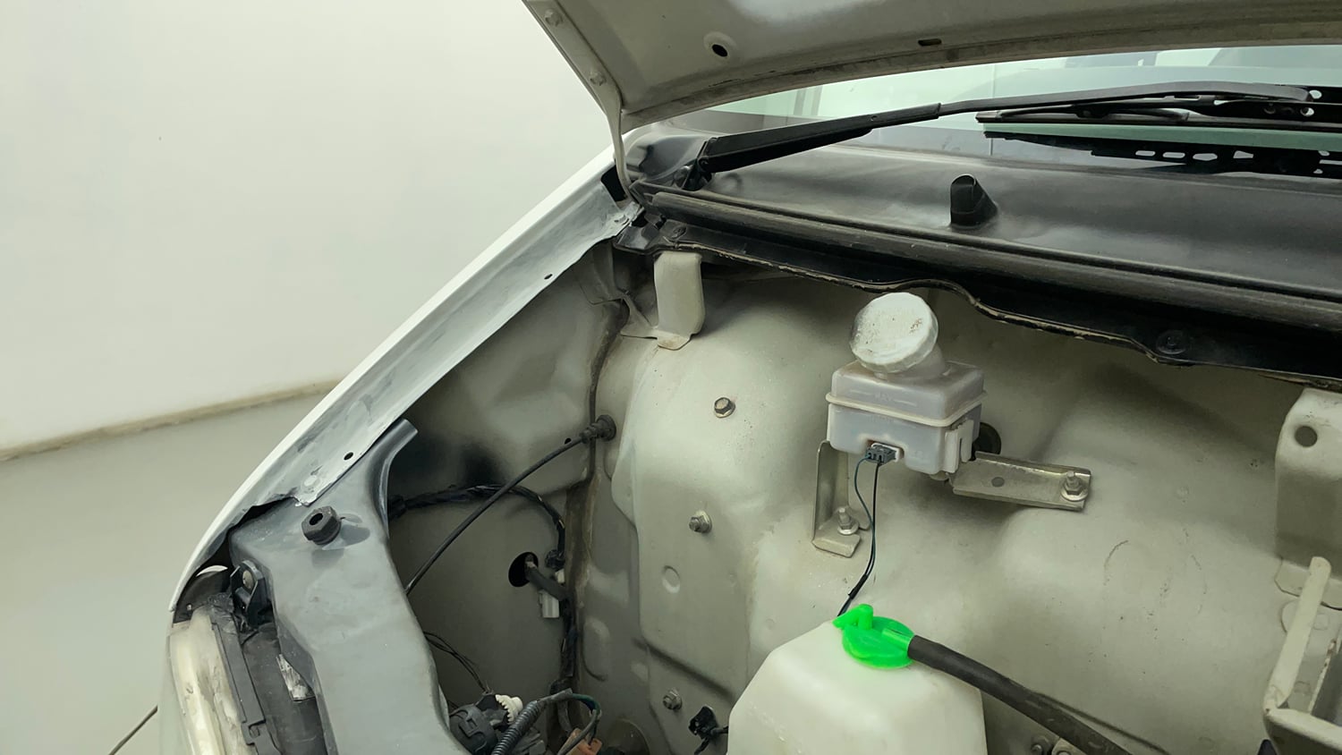 Used 2016 Maruti Suzuki Eeco 5 STR WITH A/C+HTR Petrol Manual engine ENGINE RIGHT SIDE HINGE & APRON VIEW