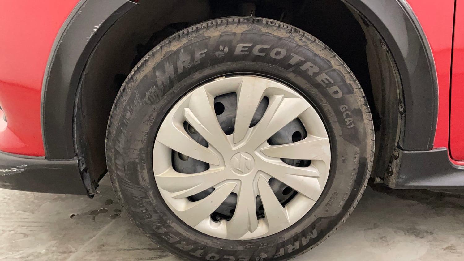 Used 2024 Maruti Suzuki Swift VXi (O) AMT Petrol Automatic tyres LEFT FRONT TYRE RIM VIEW