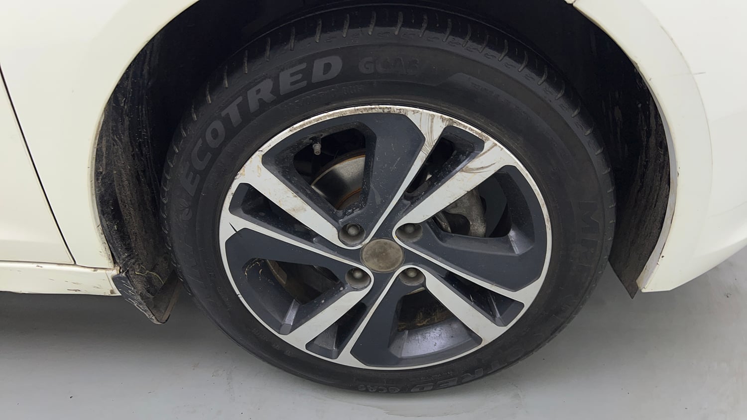 Used 2023 Tata Altroz XZA Petrol Petrol Automatic tyres RIGHT FRONT TYRE RIM VIEW