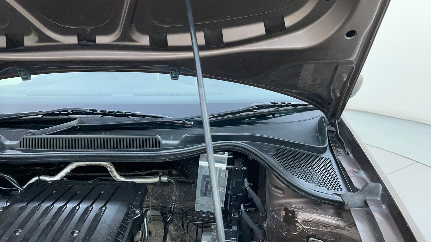 Used 2019 Volkswagen Ameo Comfortline 1.0L (P) Petrol Manual engine ENGINE LEFT SIDE HINGE & APRON VIEW
