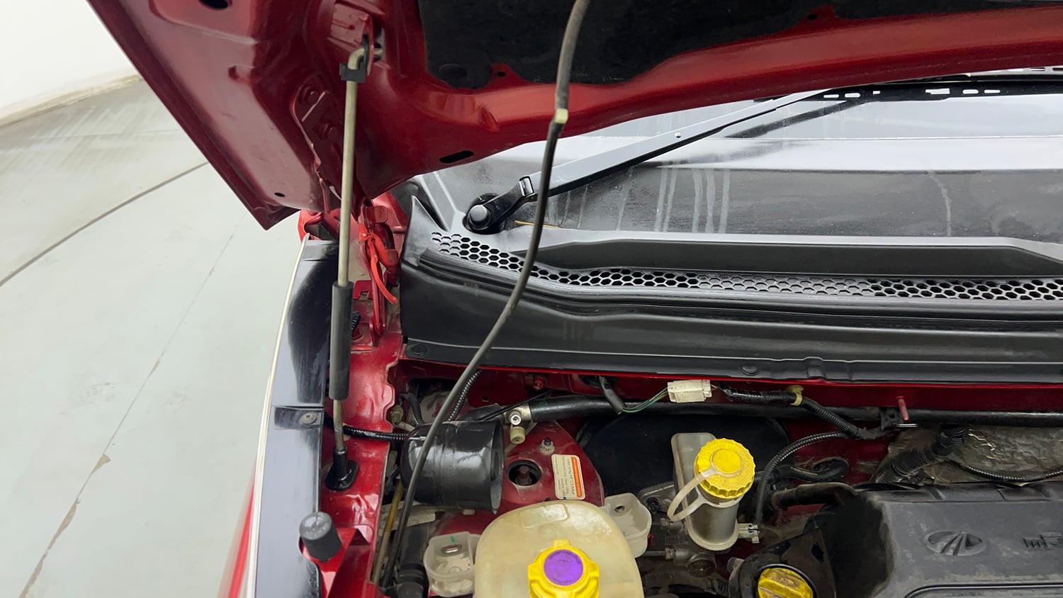 Used 2016 Mahindra KUV100 K6+ 6 STR Petrol Manual engine ENGINE RIGHT SIDE HINGE & APRON VIEW
