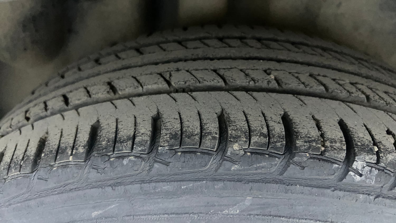 Used 2018 Volkswagen Ameo Highline1.2L Plus (P) 16 Alloy Petrol Manual tyres RIGHT REAR TYRE TREAD VIEW