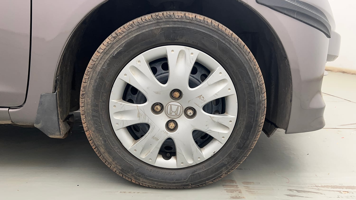 Used 2013 Honda Amaze 1.2 S i-VTEC Petrol Manual tyres RIGHT FRONT TYRE RIM VIEW