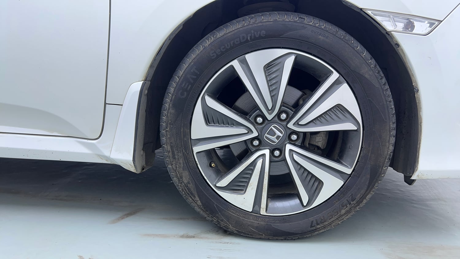 Used 2019 Honda Civic ZX CVT Petrol Petrol Automatic tyres RIGHT FRONT TYRE RIM VIEW