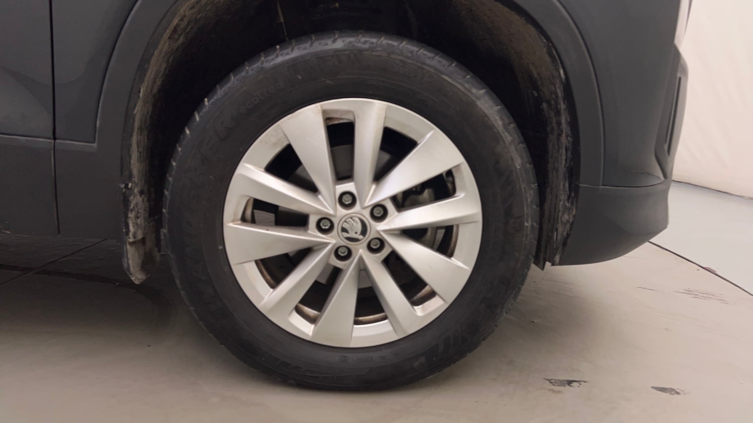 Used 2026 Skoda Kylaq Signature AT Petrol Automatic tyres RIGHT FRONT TYRE RIM VIEW