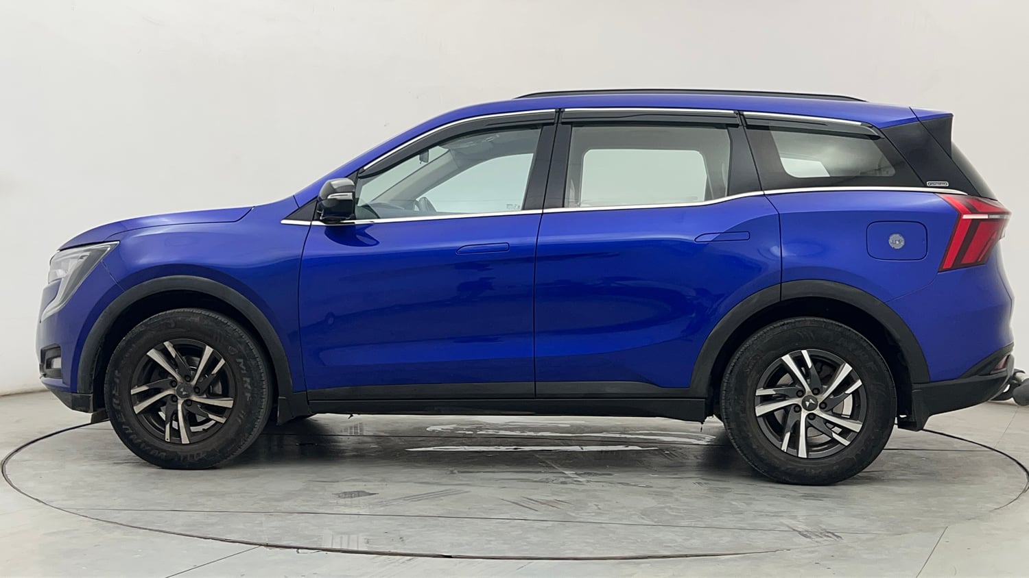 Used 2022 Mahindra XUV700 AX 5 Petrol MT 7 STR Petrol Manual exterior LEFT SIDE VIEW