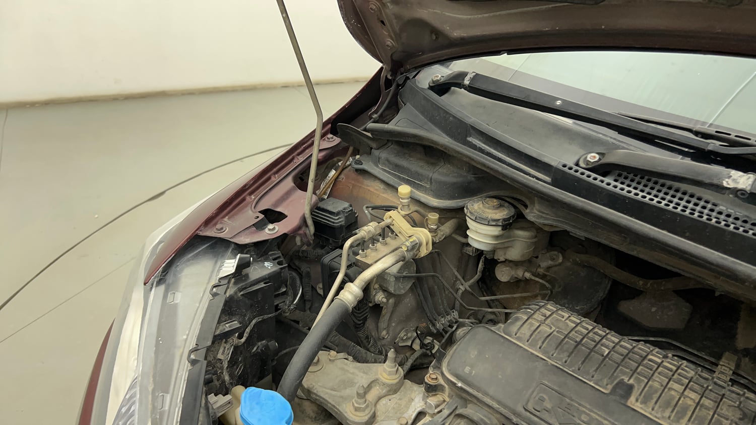 Used 2015 Honda Jazz V AT Petrol Petrol Automatic engine ENGINE RIGHT SIDE HINGE & APRON VIEW