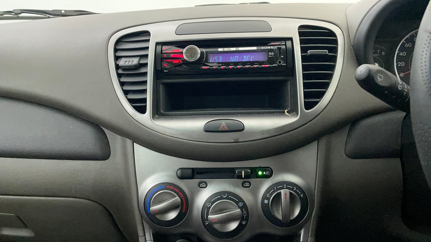 Used 2012 Hyundai i10 Magna 1.2 Kappa2 Petrol Manual interior MUSIC SYSTEM & AC CONTROL VIEW