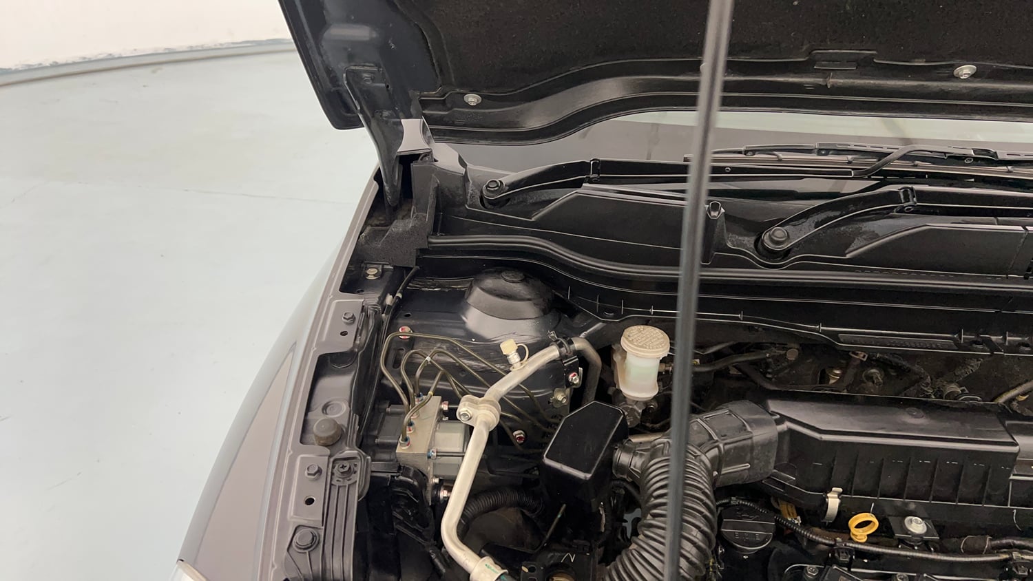 Used 2022 Maruti Suzuki S-Cross Zeta Petrol Manual engine ENGINE RIGHT SIDE HINGE & APRON VIEW