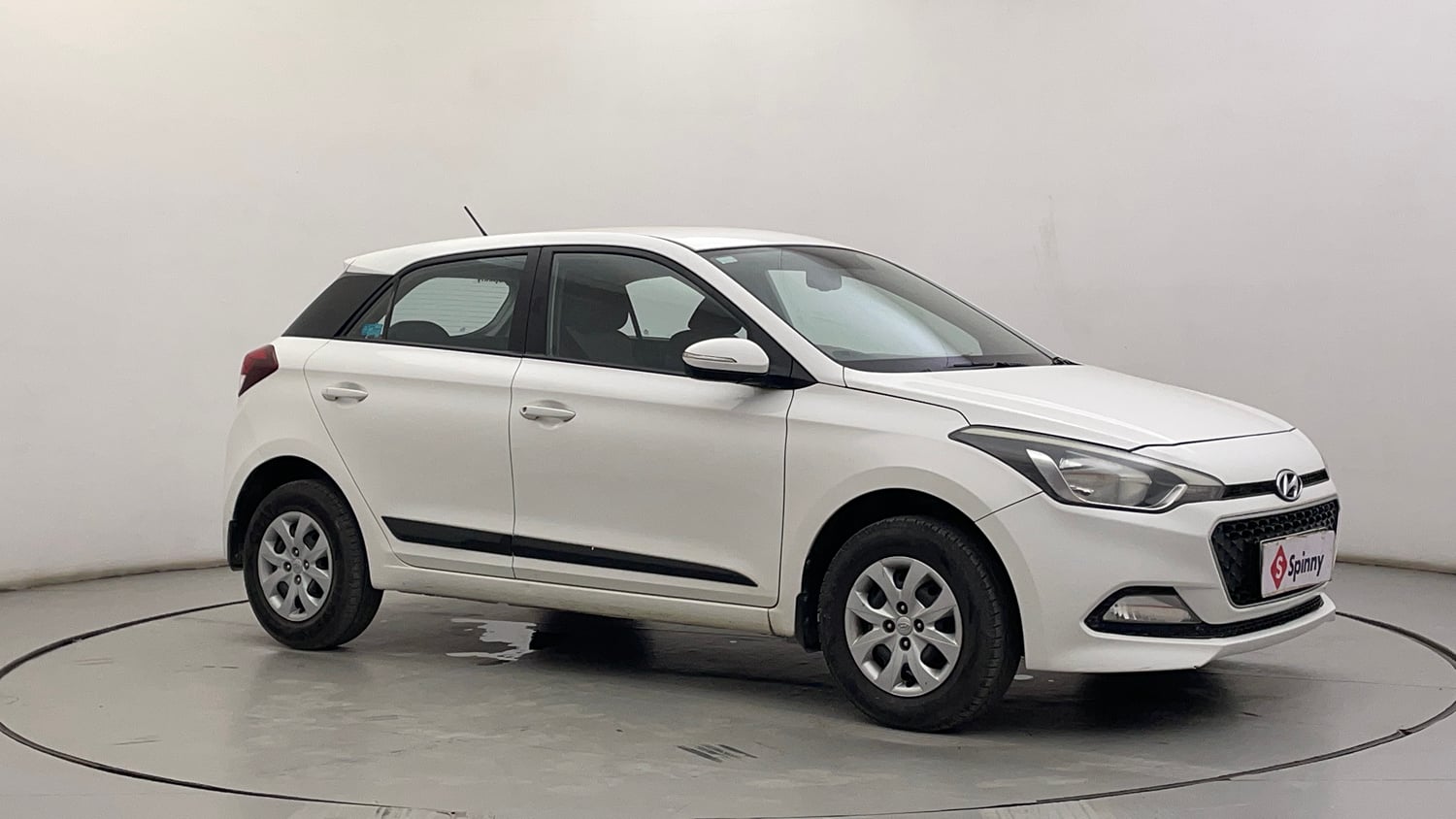 Used 2016 Hyundai Elite i20 Sportz 1.4 CRDI Diesel Manual exterior RIGHT FRONT CORNER VIEW