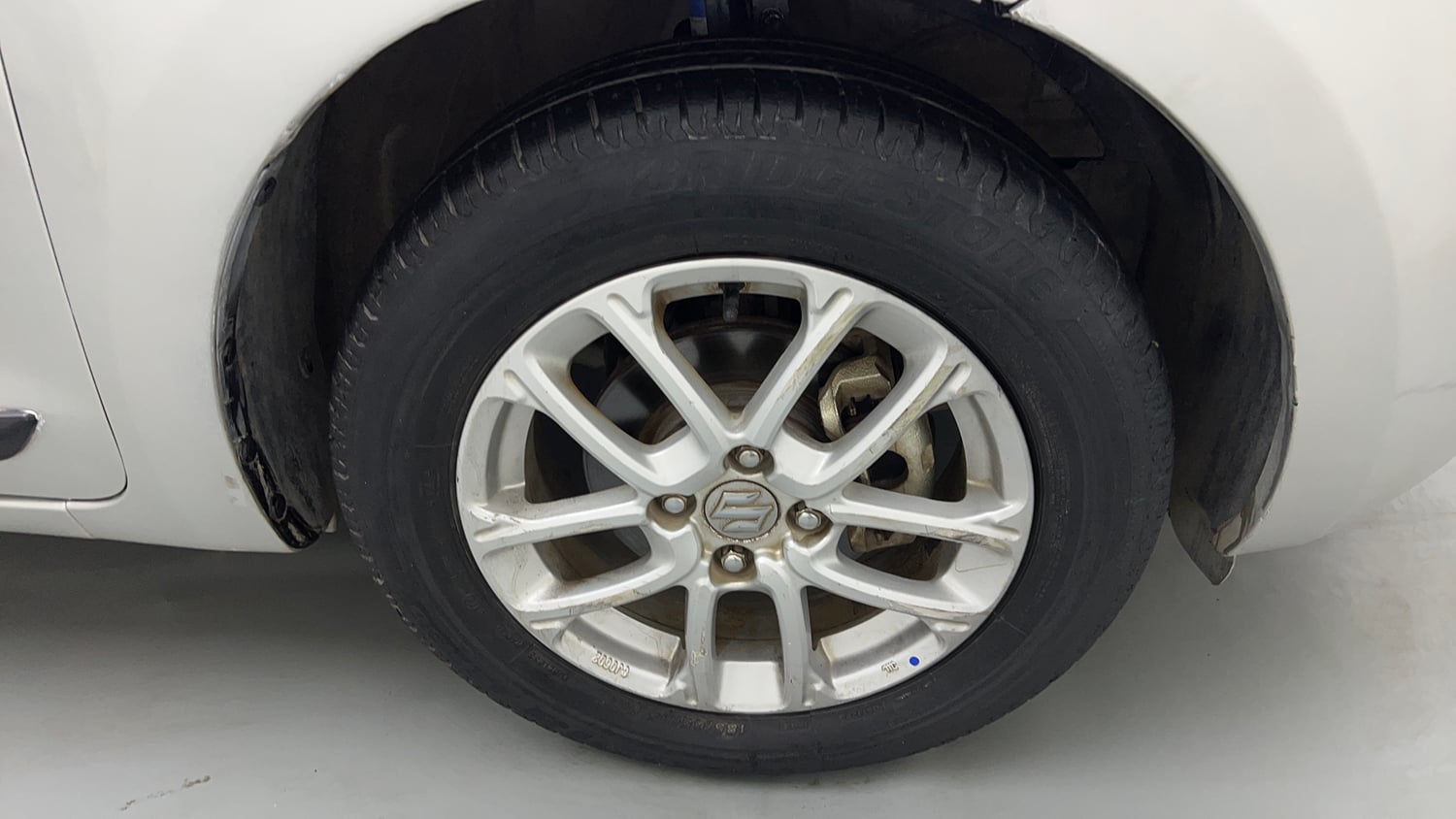 Used 2023 Maruti Suzuki Swift ZXi CNG Cng Manual tyres RIGHT FRONT TYRE RIM VIEW