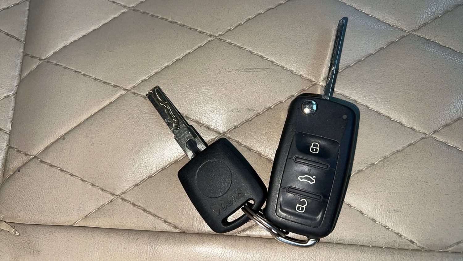 Used 2018 Volkswagen Ameo Highline1.2L Plus (P) 16 Alloy Petrol Manual extra CAR KEY VIEW