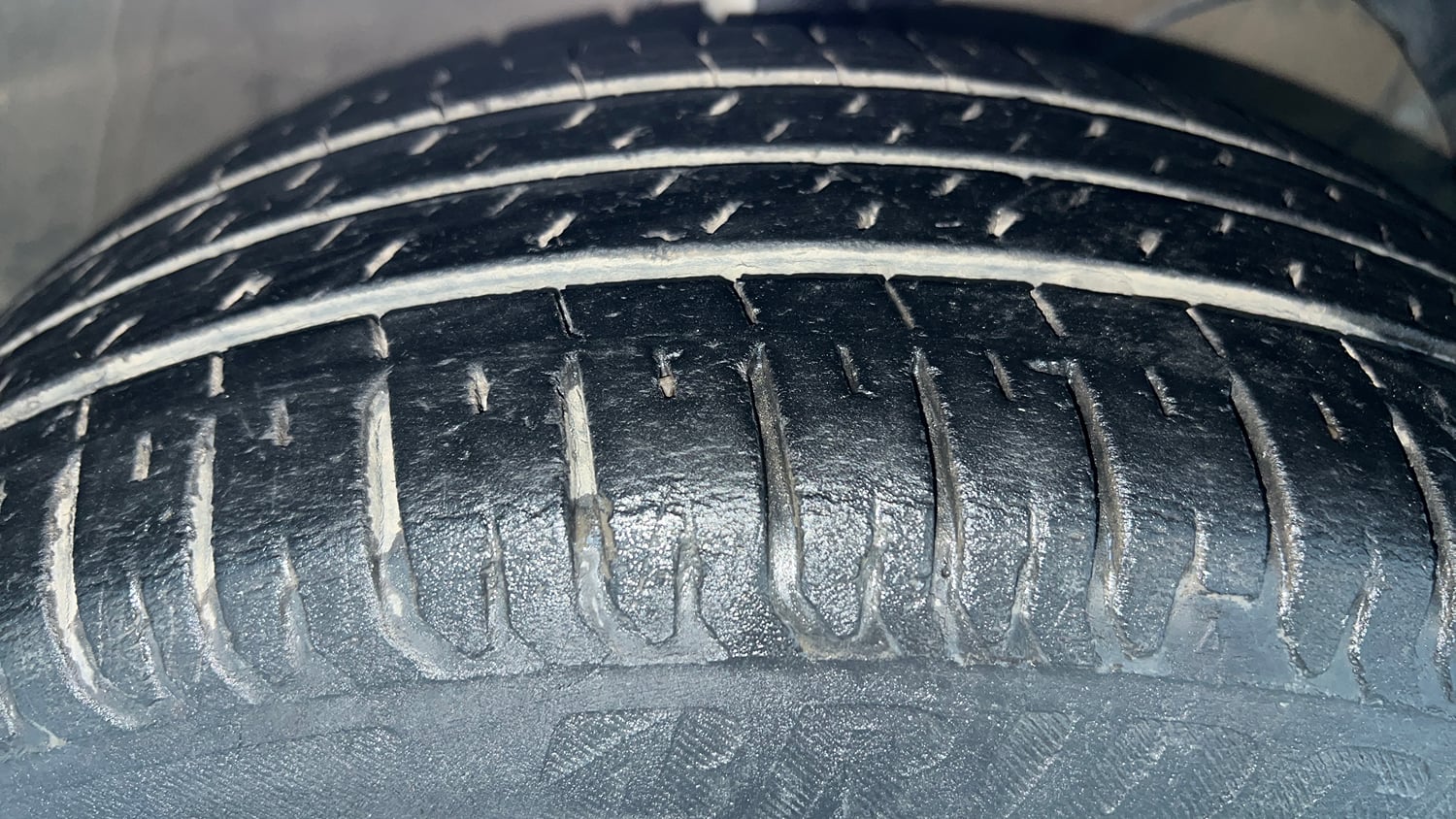 Used 2023 Maruti Suzuki Swift ZXi CNG Cng Manual tyres RIGHT FRONT TYRE TREAD VIEW
