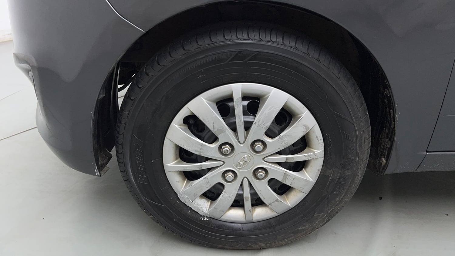 Used 2013 Hyundai i10 Magna 1.2 Kappa2 Petrol Manual tyres LEFT FRONT TYRE RIM VIEW