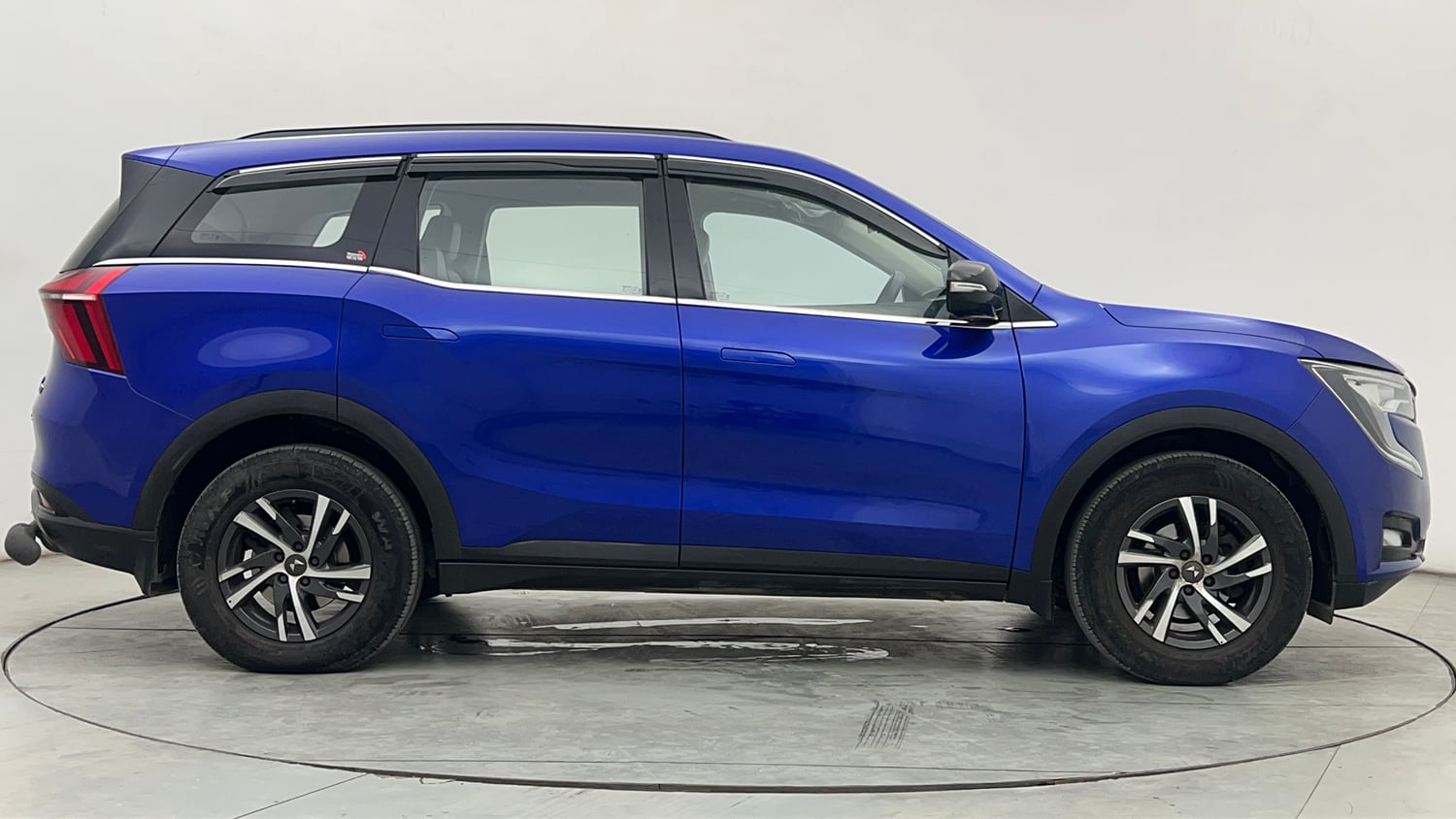 Used 2022 Mahindra XUV700 AX 5 Petrol MT 7 STR Petrol Manual exterior RIGHT SIDE VIEW