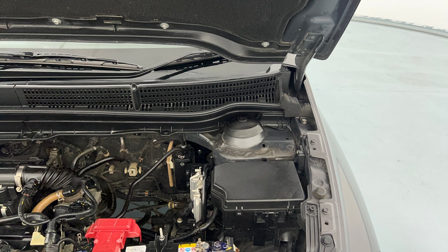 Used 2022 Maruti Suzuki S-Cross Zeta Petrol Manual engine ENGINE LEFT SIDE HINGE & APRON VIEW