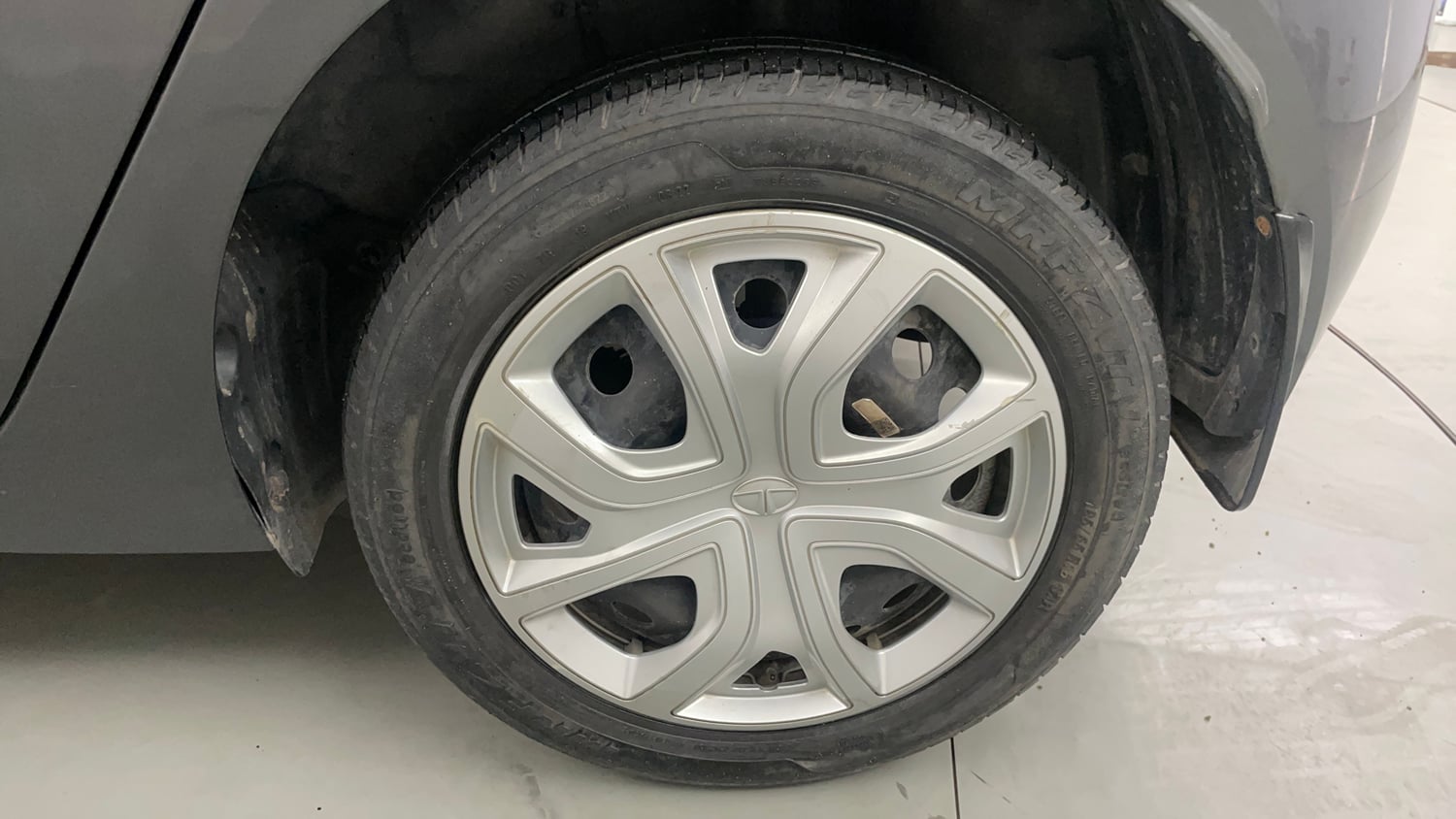 Used 2022 Tata Altroz XM Plus Petrol Petrol Manual tyres LEFT REAR TYRE RIM VIEW