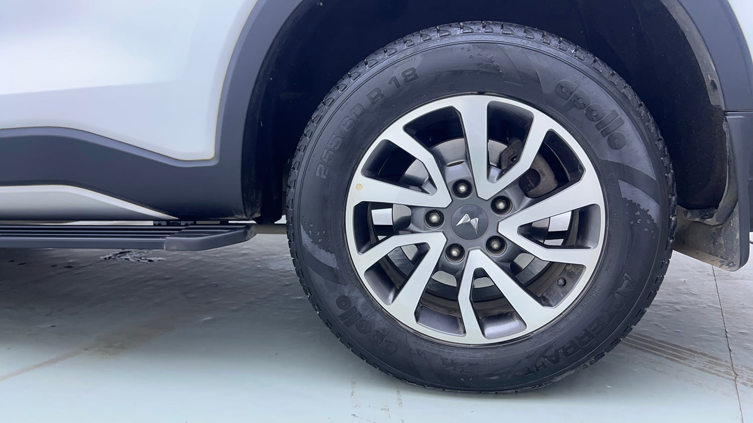 Used 2024 Mahindra Scorpio N Z8 L Diesel AT 2WD 7 STR Diesel Automatic tyres LEFT REAR TYRE RIM VIEW