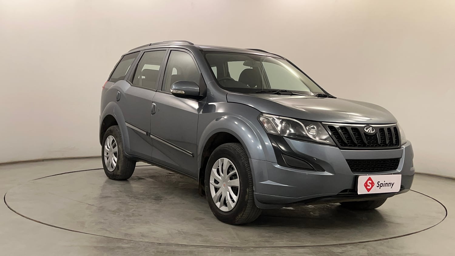 Used 2016 Mahindra XUV500 W4 Diesel Manual exterior RIGHT FRONT CORNER VIEW