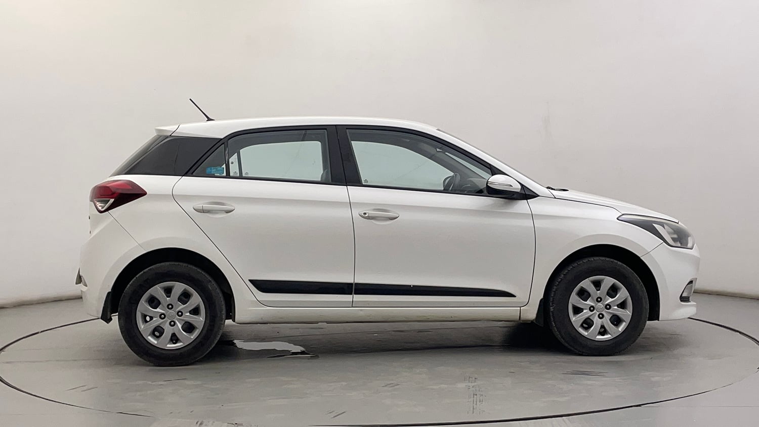 Used 2016 Hyundai Elite i20 Sportz 1.4 CRDI Diesel Manual exterior RIGHT SIDE VIEW