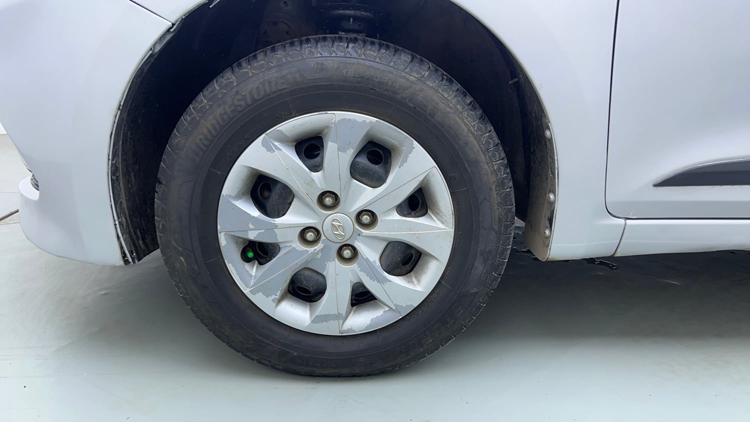 Used 2015 Hyundai Elite i20 Sportz 1.2 Petrol Manual tyres LEFT FRONT TYRE RIM VIEW