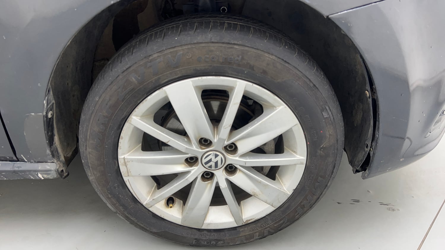 Used 2015 Volkswagen Polo Highline1.2L (P) Petrol Manual tyres RIGHT FRONT TYRE RIM VIEW