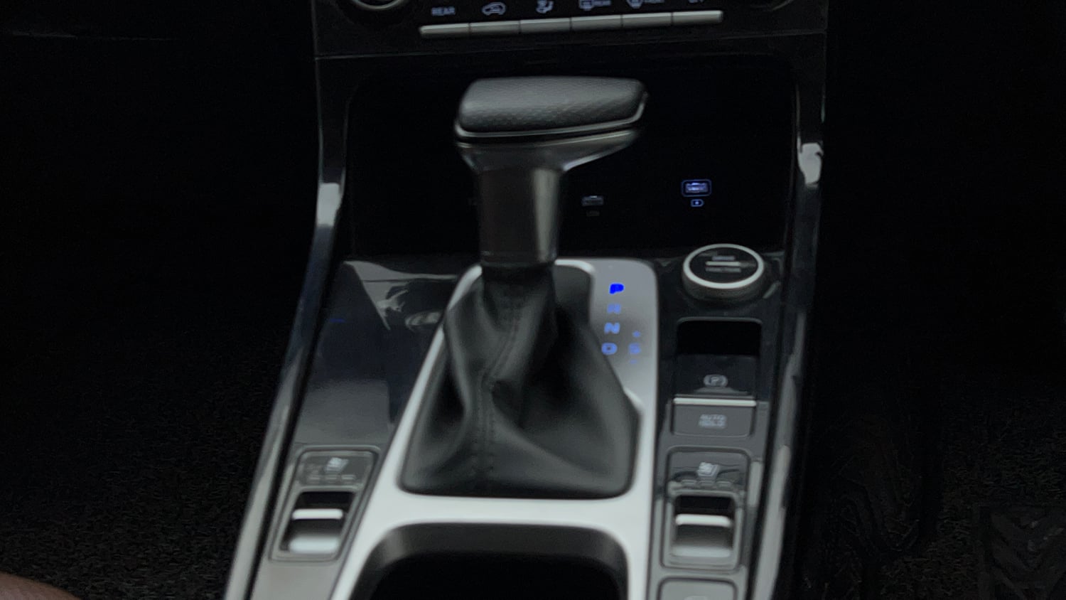 Used 2022 Hyundai Alcazar Signature (O) 6 STR 2.0 Petrol AT Dual Tone Petrol Automatic interior GEAR  KNOB VIEW