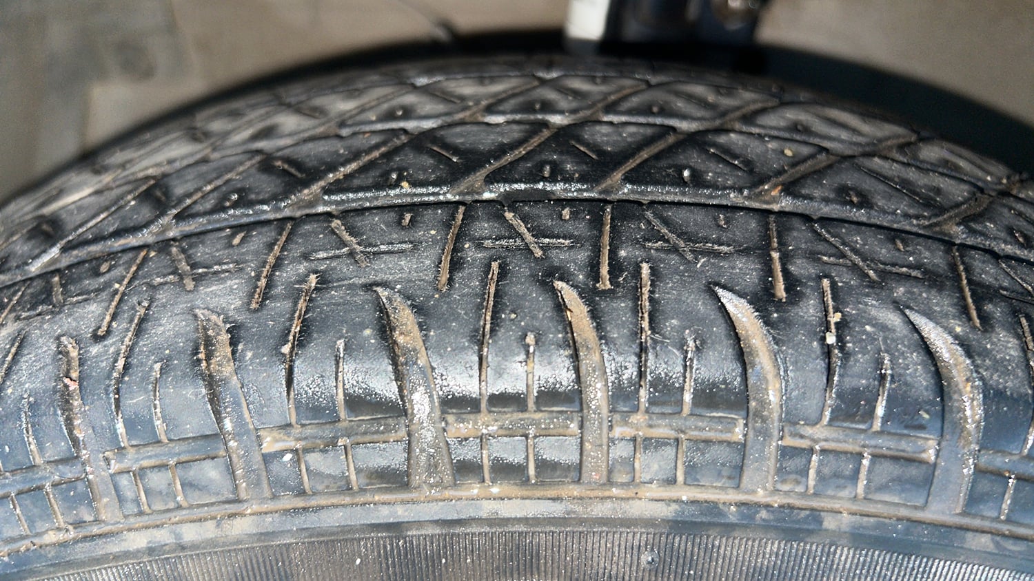 Used 2016 Maruti Suzuki Swift Dzire VXI AT Petrol Automatic tyres LEFT FRONT TYRE TREAD VIEW
