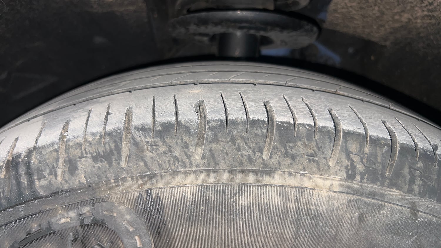 Used 2022 Mahindra XUV700 AX 5 Petrol MT 7 STR Petrol Manual tyres LEFT FRONT TYRE TREAD VIEW