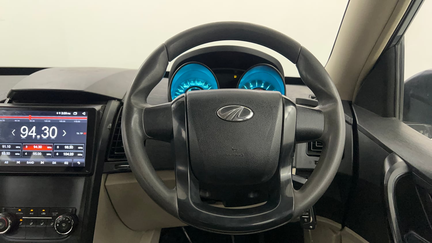 Used 2016 Mahindra XUV500 W4 Diesel Manual interior STEERING VIEW