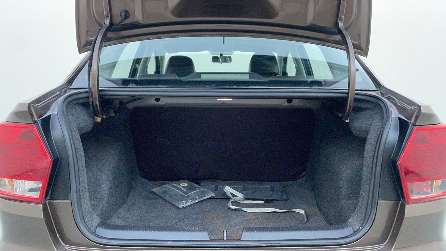 Used 2019 Volkswagen Ameo Comfortline 1.0L (P) Petrol Manual interior DICKY INSIDE VIEW
