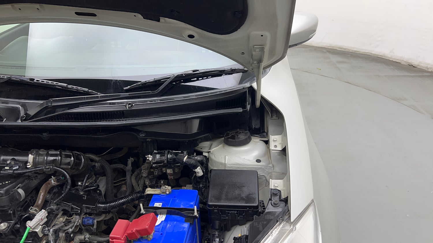 Used 2023 Maruti Suzuki Swift ZXi CNG Cng Manual engine ENGINE LEFT SIDE HINGE & APRON VIEW
