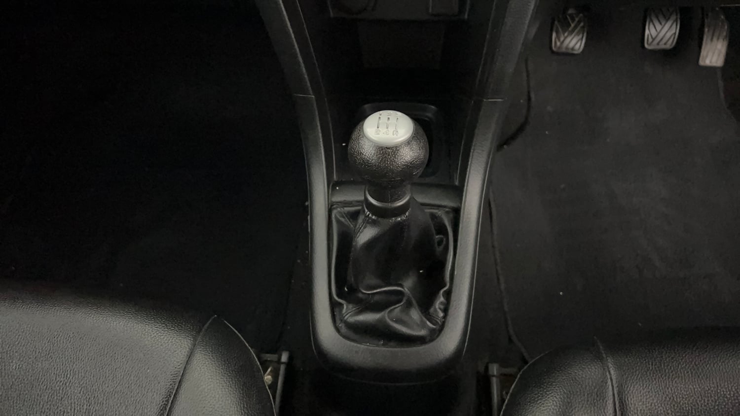 Used 2017 Maruti Suzuki Swift VXi Petrol Manual interior GEAR  KNOB VIEW