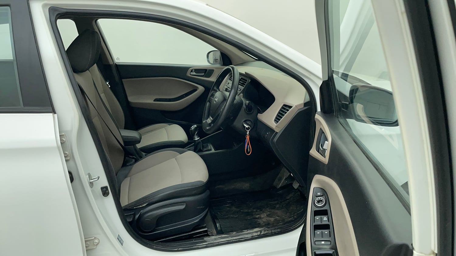 Used 2016 Hyundai Elite i20 Sportz 1.4 CRDI Diesel Manual interior RIGHT SIDE FRONT DOOR CABIN VIEW