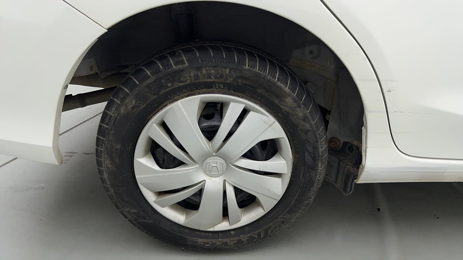 Used 2022 Honda Amaze S MT 1.2 Petrol Petrol Manual tyres RIGHT REAR TYRE RIM VIEW