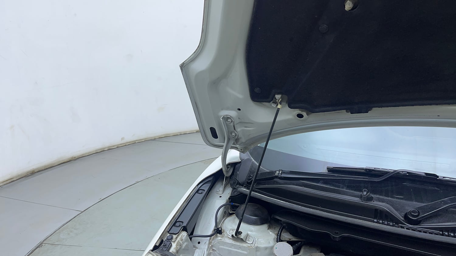 Used 2018 Maruti Suzuki Baleno Alpha 1.2 AT Petrol Automatic engine ENGINE RIGHT SIDE HINGE & APRON VIEW