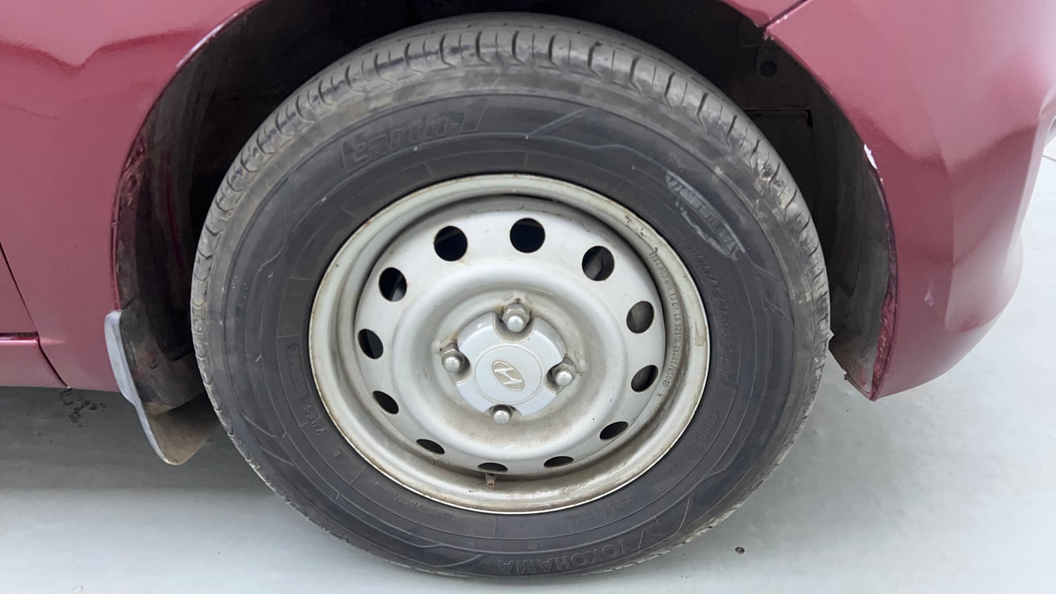 Used 2014 Hyundai i10 Era 1.1 iRDE2 Petrol Manual tyres RIGHT FRONT TYRE RIM VIEW