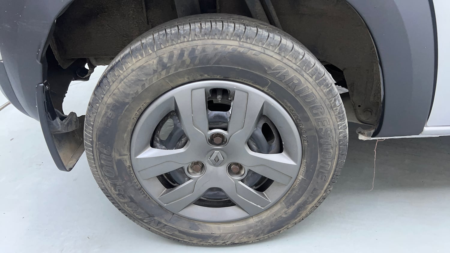 Used 2017 Renault Kwid 1.0 RXT AMT Petrol Automatic tyres RIGHT REAR TYRE RIM VIEW