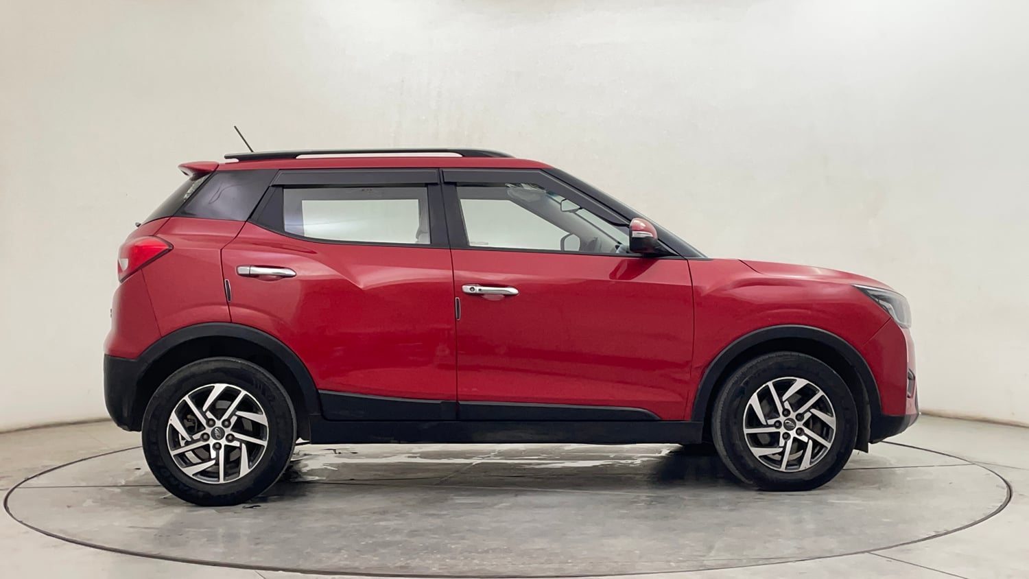 Used 2022 Mahindra XUV 300 W8 (O) 1.5 Diesel AMT Diesel Automatic exterior RIGHT SIDE VIEW