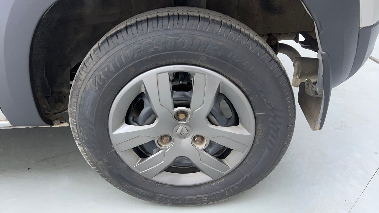 Used 2017 Renault Kwid 1.0 RXT AMT Petrol Automatic tyres LEFT REAR TYRE RIM VIEW