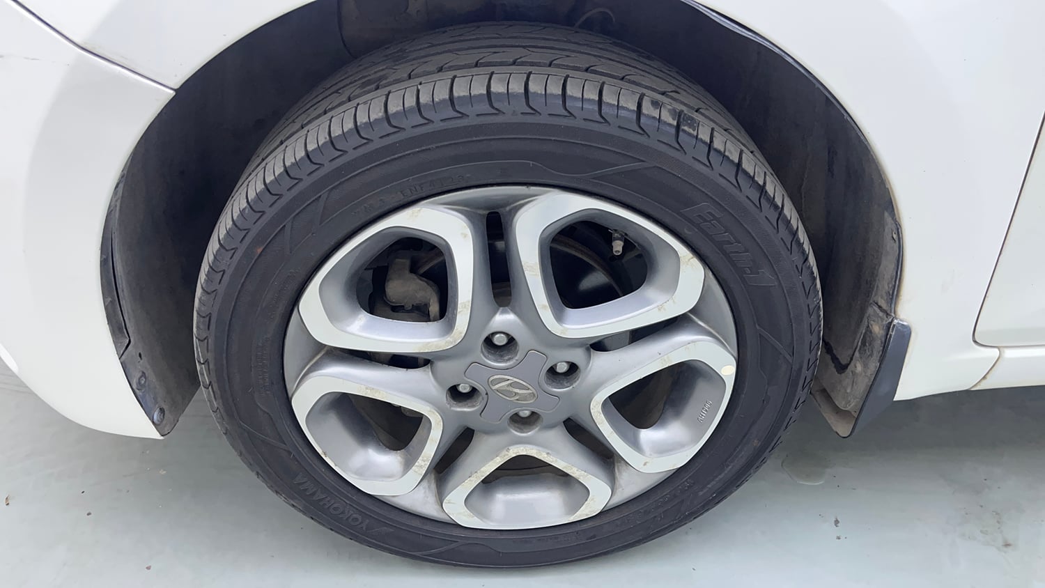 Used 2018 Hyundai Elite i20 Asta 1.2 Dual Tone Petrol Manual tyres LEFT FRONT TYRE RIM VIEW