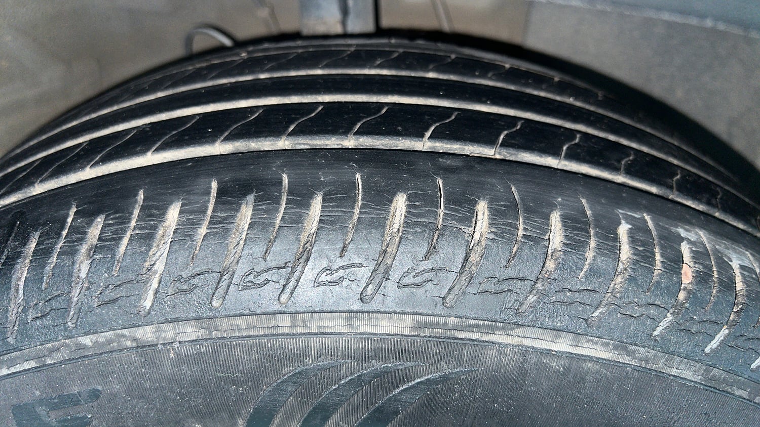 Used 2019 Hyundai Venue SX Plus 1.0 Turbo DCT Petrol Automatic tyres RIGHT FRONT TYRE TREAD VIEW