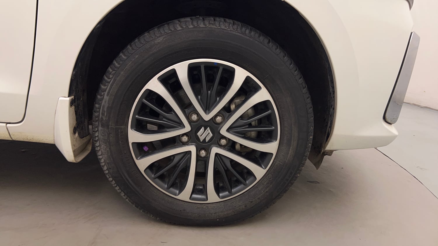 Used 2023 Maruti Suzuki Ertiga ZXi AT Petrol Automatic tyres RIGHT FRONT TYRE RIM VIEW