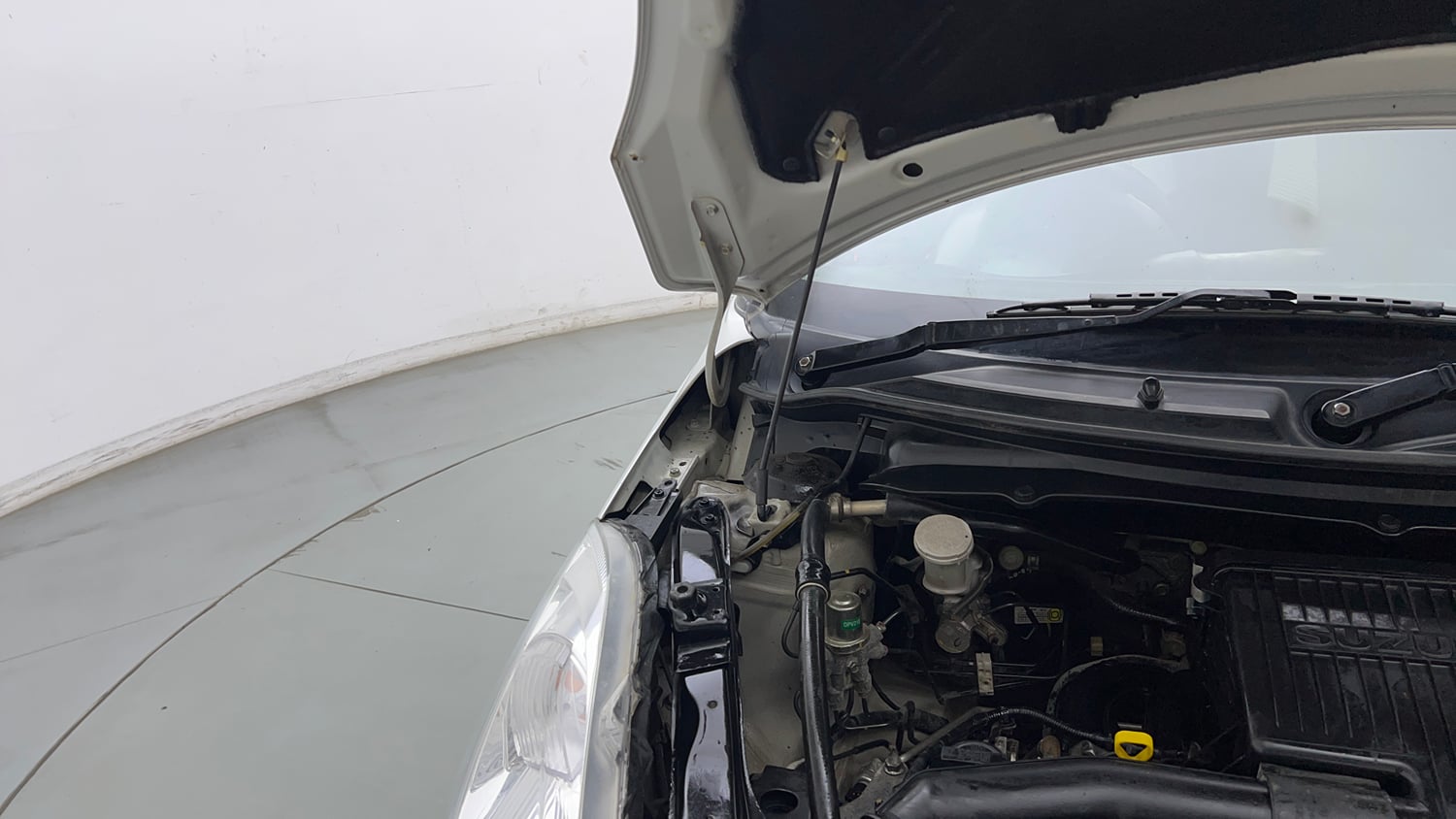 Used 2015 Maruti Suzuki Swift VXi Petrol Manual engine ENGINE RIGHT SIDE HINGE & APRON VIEW