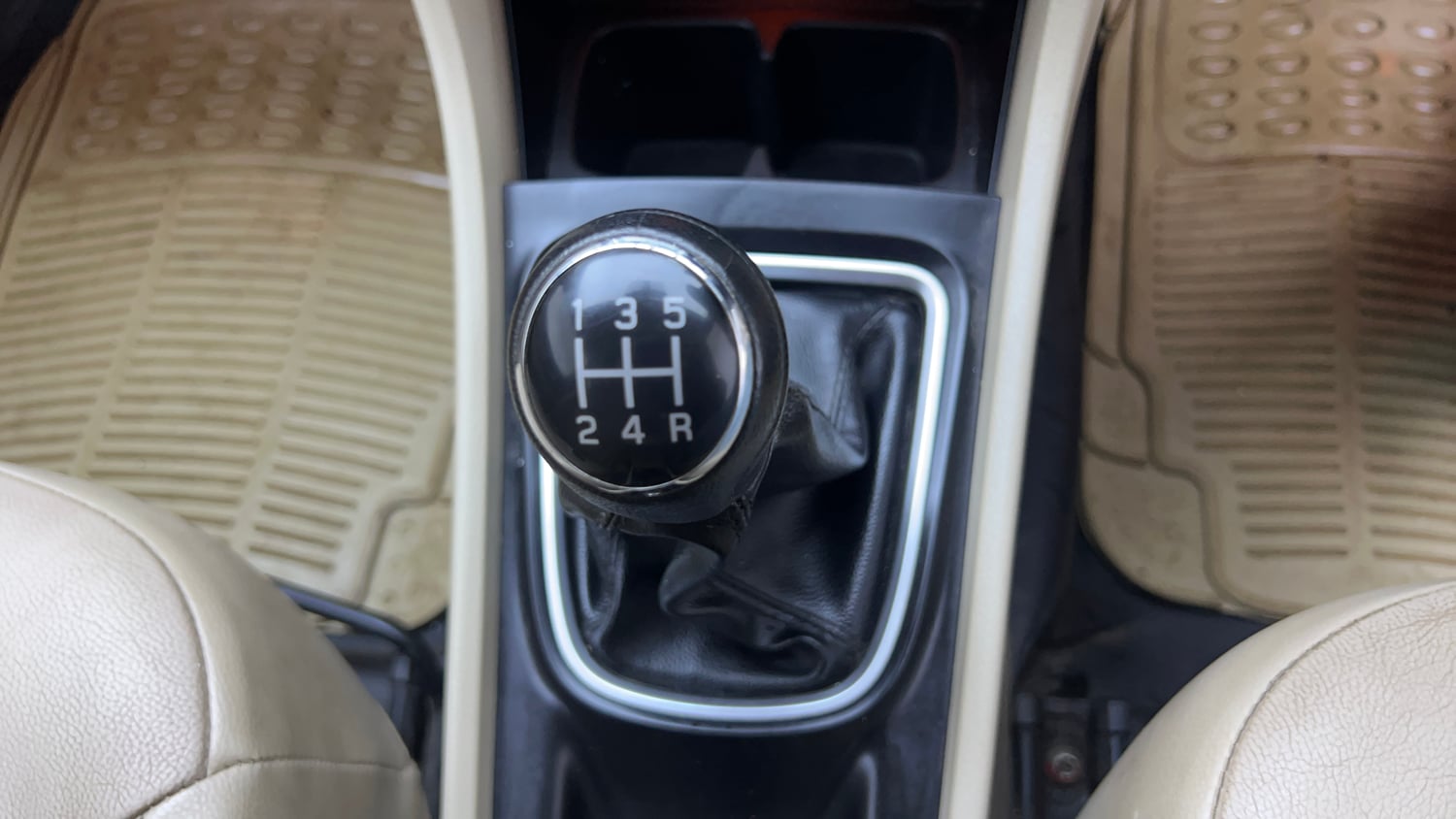 Used 2015 Maruti Suzuki Ciaz ZXi Petrol Manual interior GEAR  KNOB VIEW