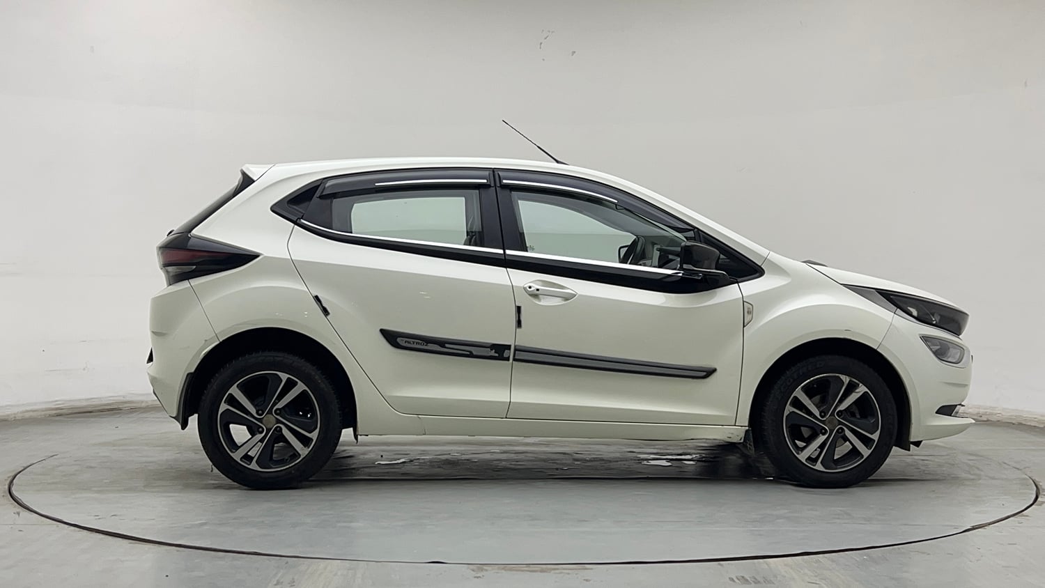 Used 2023 Tata Altroz XZA Petrol Petrol Automatic exterior RIGHT SIDE VIEW
